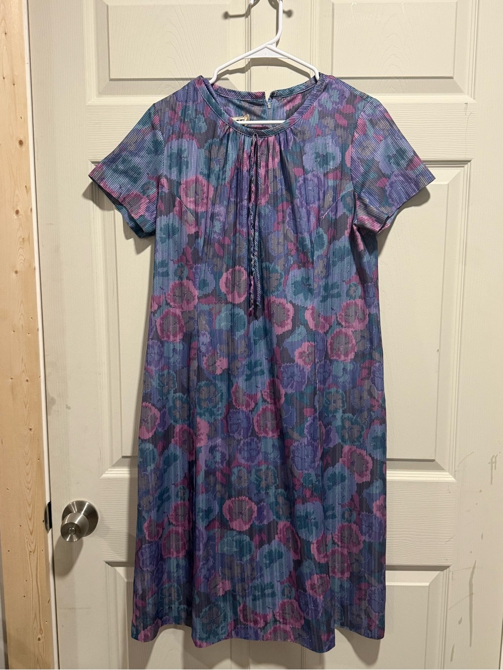 Sears Vintage Floral Pleated Short-Sleeve house Dress in Blue-Purple 1960-1970